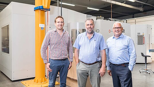 Von links: Frederik Deneire, Betriebsleiter bei Cafmeyer NV, Jan Van Houtte, Geschäftsführer der Cafmeyer NV, John Verlinden, Hermle Nederland B.V